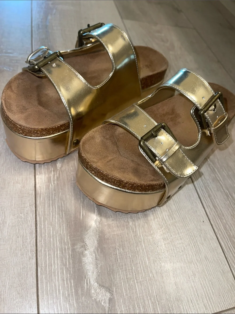 ✨💛Gold platform sandals size 6-never worn!💛✨